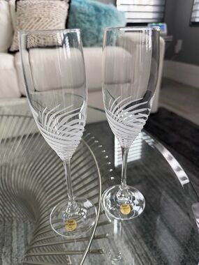 Durand 24% lead Crystal Etched Champagne Flutes - Clear. Set of 2. New.